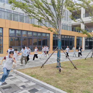 筑牢安全防线 守护生命之花——桃红中学成功举行新学期应急逃生演练