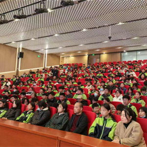 金秋时节硕果香，家校携手助成长——桃红中学召开初三期中表彰大会暨学生家长会